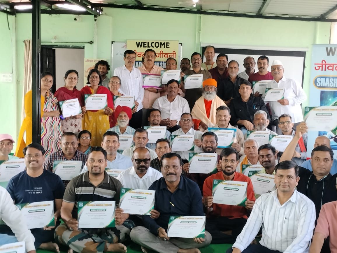 कार्यशाळेतील साधक, प्रमाणपत्रासह
